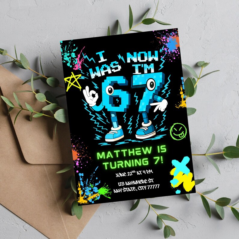 Może przedstawiać: Czarne zaproszenie urodzinowe z napisem "I was now I'm 67". Liczba 67 jest animowana z ramionami, nogami i butami. Zaproszenie zawiera r&oacute;wnież napis "Matthew is turning 7!"