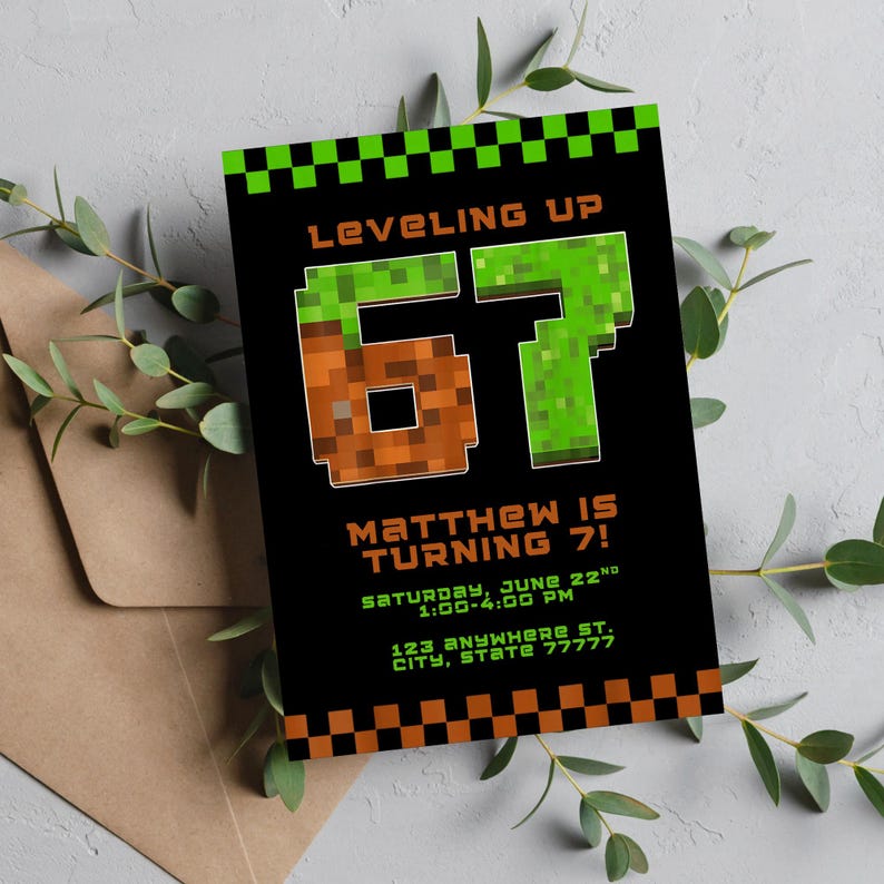 以下が含まれることがあります： 「Leveling Up 67」と書かれた、ピクセル化された緑と茶色の数字とテキストが特徴の黒い招待状。カードには「Matthew is turning 7!」というテキストとイベントの詳細も含まれています。
