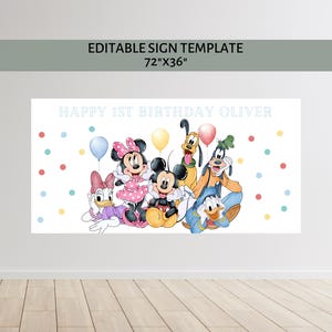 Op de afbeelding: Een witte banner met de tekst "HAPPY 1ST BIRTHDAY OLIVER" en de woorden "EDITABLE SIGN TEMPLATE" en afmetingen van 183 cm x 91 cm. De banner toont de stripfiguren Mickey Mouse, Minnie Mouse, Donald Duck, Goofy en Daisy Duck, met kleurrijke ballonnen en stippen.