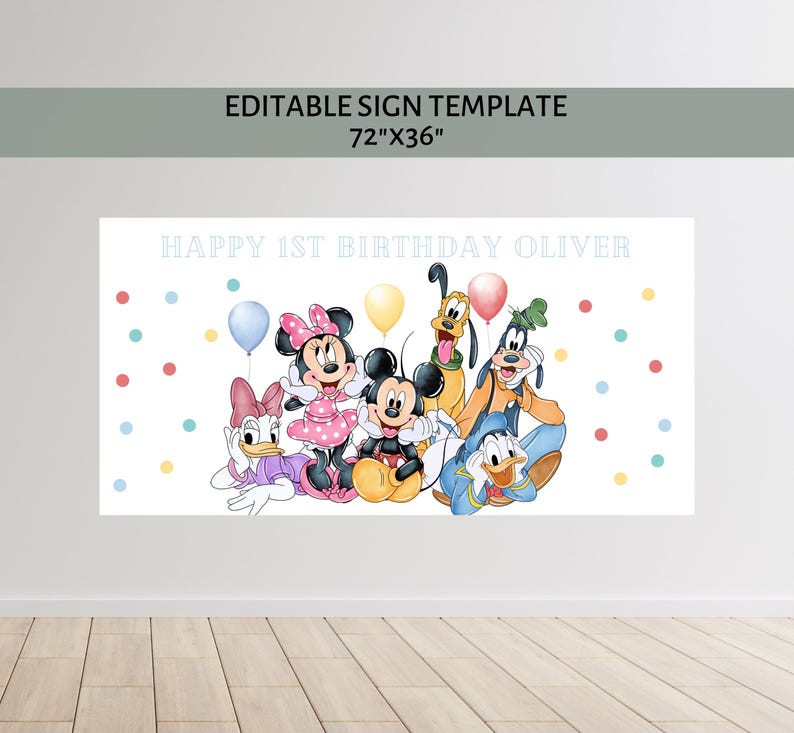 Op de afbeelding: Een witte banner met de tekst "HAPPY 1ST BIRTHDAY OLIVER" en de woorden "EDITABLE SIGN TEMPLATE" en afmetingen van 183 cm x 91 cm. De banner toont de stripfiguren Mickey Mouse, Minnie Mouse, Donald Duck, Goofy en Daisy Duck, met kleurrijke ballonnen en stippen.