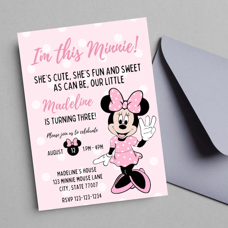 Puede incluir: Invitaci&oacute;n rosa de cumplea&ntilde;os de Minnie Mouse con lunares blancos. La invitaci&oacute;n dice "I'm this Minnie!" e incluye el texto "&iexcl;Madeline cumple tres a&ntilde;os!" y los detalles de la fiesta. Un sobre gris est&aacute; en el fondo.
