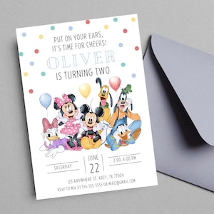 Può includere: Un invito di compleanno con Topolino, Minnie, Paperino, Paperina, Pippo e Pluto. L'invito recita "Oliver compie due anni" e include data, ora e informazioni RSVP. Pois multicolori decorano la parte superiore.