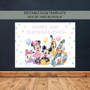 Puede incluir: Un letrero blanco con el texto "HAPPY 2ND BIRTHDAY EVIE!" e im&aacute;genes de personajes de Disney. El letrero mide 101,6 x 76,2 cm. Los personajes incluyen Mickey Mouse, Minnie Mouse, Donald Duck, Daisy Duck, Goofy y Pluto, con globos.