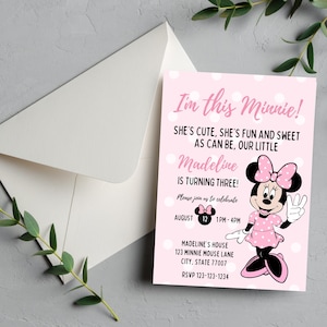 Puede incluir: Una invitaci&oacute;n de cumplea&ntilde;os rosa con lunares blancos y el texto "I'm this Minnie!" presenta un gr&aacute;fico de Minnie Mouse. La invitaci&oacute;n incluye detalles para una celebraci&oacute;n de tercer cumplea&ntilde;os, con el nombre "Madeline" e informaci&oacute;n del evento.
