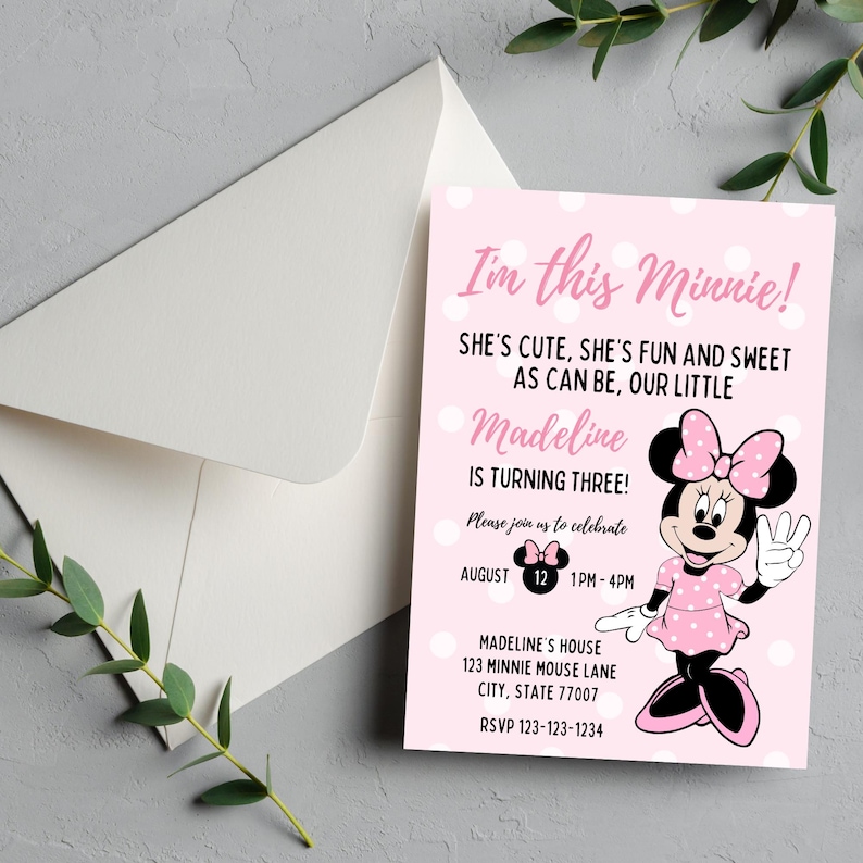 Puede incluir: Una invitaci&oacute;n de cumplea&ntilde;os rosa con lunares blancos y el texto "I'm this Minnie!" presenta un gr&aacute;fico de Minnie Mouse. La invitaci&oacute;n incluye detalles para una celebraci&oacute;n de tercer cumplea&ntilde;os, con el nombre "Madeline" e informaci&oacute;n del evento.