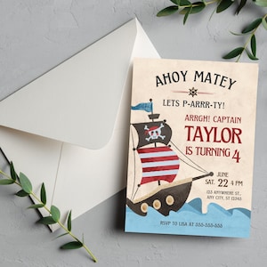 Puede incluir: Invitación de fiesta de cumpleaños con temática pirata con un barco de dibujos animados, calavera y tibias cruzadas, y el texto "Ahoy Matey". La invitación es para Taylor, que cumple 4 años. Incluye fecha, hora e información de RSVP.