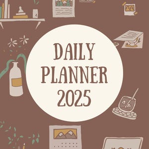 Op de afbeelding: Een bruine achtergrond met een witte cirkel in het midden waarop "DAILY PLANNER 2025" staat.  Rondom de cirkel bevinden zich verschillende illustraties, waaronder een boekenkast, een plant, een kopje koffie, een tablet en een kalender.