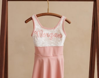 Personalisierte Mädchen Tanz-Outfit mit Rock, personalisierte Mädchentanzkleidung, rosa Tanzkostüm für Kleinkinder