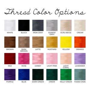 K&ouml;nnte beinhalten: Eine Farbkarte mit der Aufschrift "Thread Color Options" zeigt eine Vielzahl von Garnfarben. Die Karte enth&auml;lt Farbt&ouml;ne von Wei&szlig;, Schwarz, Grau, Braun, Gelb, Orange, Rot, Rosa, Lila, Blau und Gr&uuml;n. Jede Farbe ist mit ihrem Namen beschriftet.