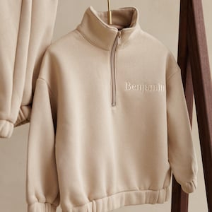 Gepersonaliseerde joggerset baby, fleece-outfit met aangepaste naam, trainingspak peuter, beige winterset kinderen, schooloutfit, dagje uit, avonturen