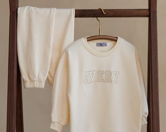 Tuta personalizzata per bambini: felpa con cappuccio color crema e nome ricamato, scuola, gite, avventure