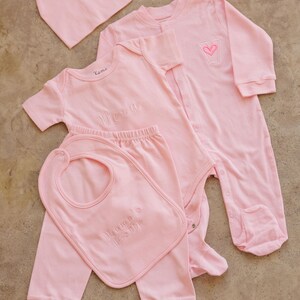 Personalized Baby Girl Gift Set – 5-Piece Pink Newborn Outfit with Name – Embroidered Baby Bodysuit, Footie, Pants, Bib, and Hat