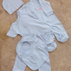 Personalized Baby Girl Gift Set – 5-Piece Pink Newborn Outfit with Name – Embroidered Baby Bodysuit, Footie, Pants, Bib, and Hat
