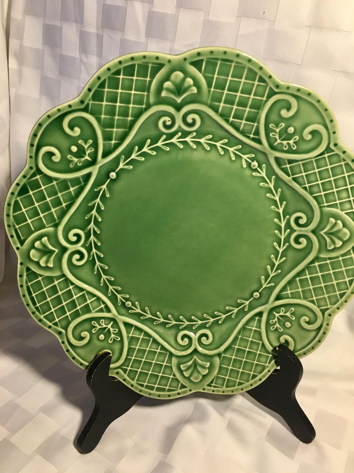 DINNER PLATE Beautiful green embossed scalloped edge dinner Etsy