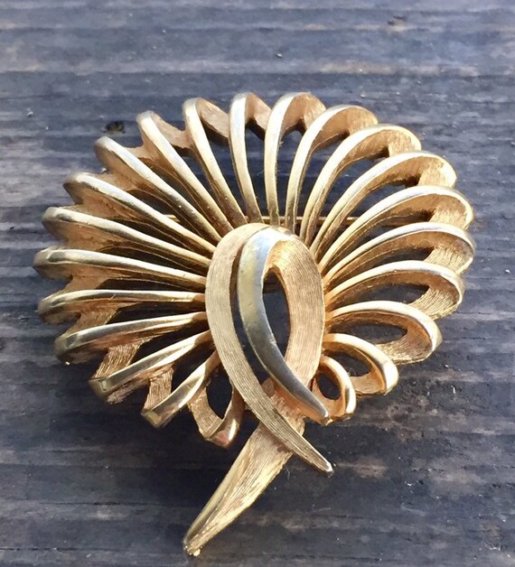 Vintage Signed Crown Trifari Gold Tone Brooch 1 3/4” x 2 1/4” Jewelry Signed Crown Trifari Brooch