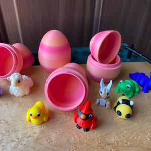 MYSTERY Fidget Easter Eggs- 4 Eggs Filled With 2 Articulated Flexy Mystery Fidgets Per Egg 2 Color Options Fot The Eggs