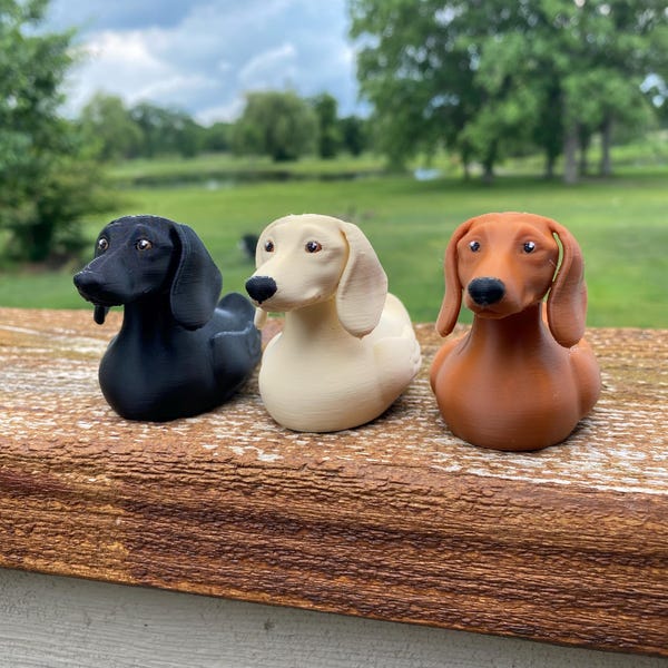 Figura en miniatura de perro salchicha (Dachshund) para salpicaderos de Jeep, impresa en 3D.