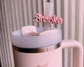 Placa con nombre de muñeca rosa personalizada, lindos dijes de pajita para vasos Stanley u otras pajitas de 9,5 mm