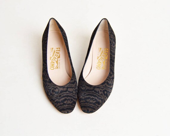 Vintage 80s Navy FERRAGAMO Zebra Stripe Pumps / Lo