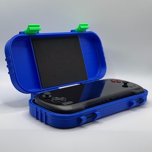 Puede incluir: Una taza de cerámica blanca con un asa negra y el texto "But First, Coffee" en negro y negrita. La taza está sobre una superficie blanca. La taza es probablemente para bebidas calientes.