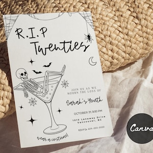 Può includere: Un invito a tema Halloween con la scritta "R.I.P Twenties" e uno scheletro in un bicchiere da Martini. L'invito include i dettagli della festa del 31 ottobre, con un messaggio "wear a costume!"