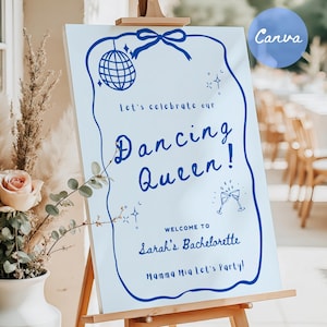 Pode incluir: Um cartaz azul e branco com o texto "Let's celebrate our Dancing Queen!" e "Welcome to Sarah's Bachelorette Mamma Mia Let's Party!" O cartaz está em um cavalete e tem uma bola de discoteca e taças de champanhe desenhadas.