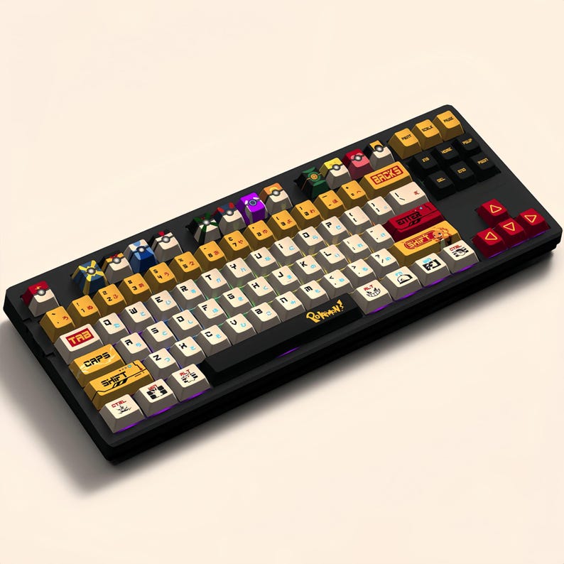 Puede incluir: Un teclado mec&aacute;nico negro y amarillo con teclas personalizadas que representan personajes de Pokemon. El teclado tiene un marco negro y una banda de acento p&uacute;rpura. Las teclas son blancas con letras amarillas y negras. La tecla de espacio tiene la palabra "Pokemon!" impresa en ella.