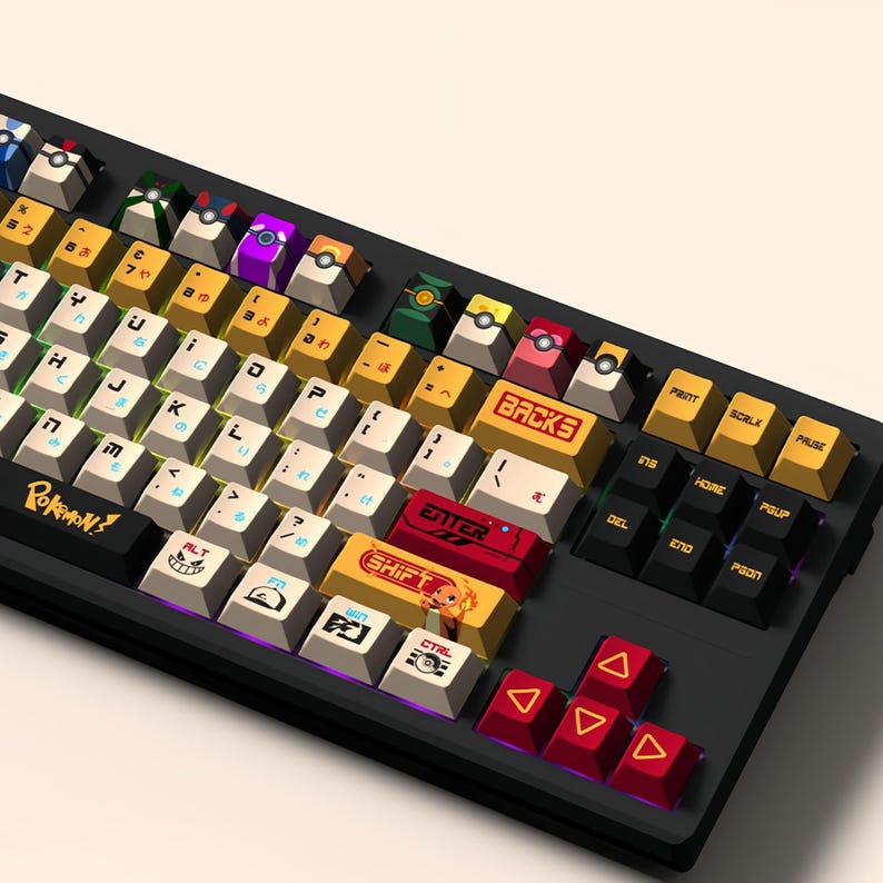 Puede incluir: Un teclado mec&aacute;nico negro con teclas personalizadas que representan personajes de Pok&eacute;mon. Las teclas son amarillas, rojas, azules, verdes y blancas con diferentes personajes de Pok&eacute;mon impresos en ellas. El teclado tiene un marco negro y un cable negro y blanco.