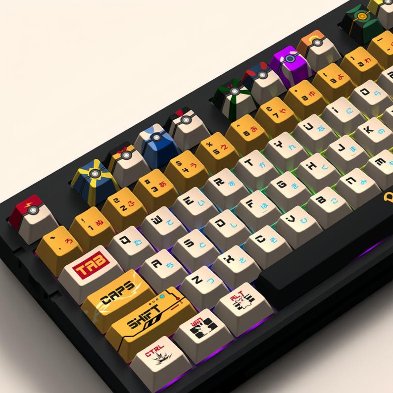 Puede incluir: Un teclado mec&aacute;nico negro con teclas de colores que presentan caracteres y s&iacute;mbolos japoneses. El teclado tiene una variedad de teclas, incluidas teclas de funci&oacute;n, teclas de flecha y teclas num&eacute;ricas. Las teclas est&aacute;n hechas de un pl&aacute;stico duradero y tienen un acabado liso y mate.