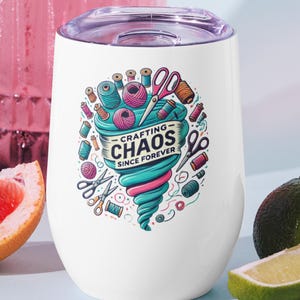 Vaso de vino térmico Crafting Chaos de 355 ml: regalo divertido para quilters y creadores, taza de acero inoxidable con tapa