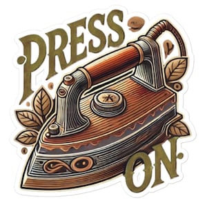 Może przedstawiać: Żelazko w stylu vintage z drewnianym uchwytem i misternymi detalami. Żelazko jest otoczone liśćmi, a słowa "PRESS ON" są napisane złotymi literami.