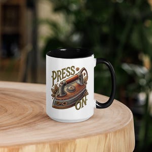 Taza de café con diseño de hierro vintage de 453 ml para acolchado: un divertido regalo de costura para artesanos con interior negro.