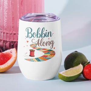 Vaso de vino Bobbin Along: Divertido vaso aislante de acero inoxidable para amantes de la costura y el acolchado.
