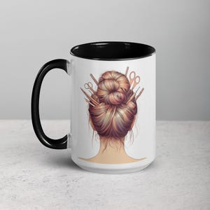 Pode incluir: Caneca de cerâmica branca com borda e alça pretas. A caneca apresenta um gráfico das costas de uma mulher com o cabelo em um coque com várias ferramentas de penteado presas nele.