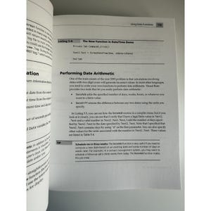 Może przedstawiać: Otwarta książka z tekstem o funkcjach daty i czasu, z przykładami kodu i objaśnieniami arytmetyki dat. Tekst jest czarny. Książka jest otwarta.
