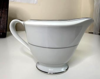 Jarra de leche/crema Imperial China japonesa Sincerity 318, color blanco con detalles plateados.