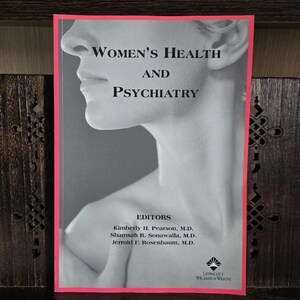 Peut inclure: Un livre à couverture souple intitulé Women's Health and Psychiatry avec une image en noir et blanc de profil sur la couverture. Le texte liste les éditeurs Kimberly H. Pearson, M.D., Shamsah B. Sonawalla, M.D. et Jerrold F. Rosenbaum, M.D.