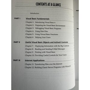 Może przedstawiać: Otwarta strona książki z tytułem "CONTENTS AT A GLANCE". Strona zawiera spis treści książki o Visual Basic, w tym rozdziały o podstawach, obiektach i aplikacjach internetowych.