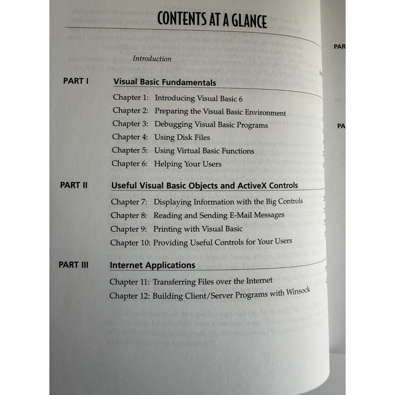 Może przedstawiać: Otwarta strona książki z tytułem "CONTENTS AT A GLANCE". Strona zawiera spis treści książki o Visual Basic, w tym rozdziały o podstawach, obiektach i aplikacjach internetowych.