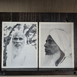 Puede incluir: Dos retratos en blanco y negro de un hombre con barba blanca larga y turbante. Los retratos se muestran uno al lado del otro en un marco de madera oscura. El hombre lleva una prenda blanca y un collar de perlas.
