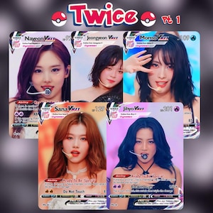 Könnte beinhalten: Eine Sammlung von fünf Twice-Sammelkarten mit den Mitgliedern Nayeon, Jeongyeon, Momo, Sana und Jihyo. Jede Karte hat ein Porträt eines Mitglieds mit dem Text "VMAX" und "Dynamax". Die Karten haben verschiedene Fähigkeiten und Angriffswerte.