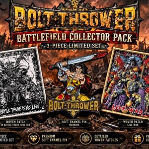 Puede incluir: Un set de 3 piezas Bolt Thrower Battlefield Collector Pack que incluye un parche tejido en blanco y negro In Battle There Is No Law, un parche tejido Live War con ilustraciones coloridas y un pin de esmalte suave de un guerrero con espada.
