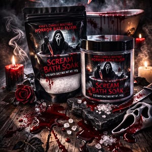 Może przedstawiać: Prezentacja produktów o tematyce horroru z "Scream Bath Soak" w słoiku i saszetce. Opakowanie zawiera grafikę maski Scream i tekst "Kira's Candle Boutique Horror Bath Elixir". Scena obejmuje świece, różę i krwawą estetykę.