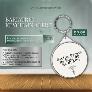 Puede incluir: Un llavero blanco y circular con el texto "Gastric Bypass No Blind NG No NSAIDs" y un símbolo médico. El llavero está sujeto a un anillo plateado. El texto en la imagen dice "Bariatric Keychain Alert".