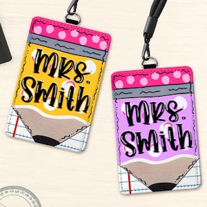 K&ouml;nnte beinhalten: Zwei personalisierte Lehrer-Ausweishalter mit Bleistift-Design. Einer ist gelb mit rosa Punkten, der andere ist lila mit rosa Punkten. Beide tragen den Namen "Mrs. Smith" in schwarzer Schrift.