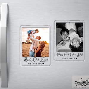 K&ouml;nnte beinhalten: Zwei rechteckige Fotomagnete aus klarem Acryl mit individuellen Drucken. Der linke Magnet zeigt ein Farbfoto einer Familie mit dem Text Best Dad Ever! WE LOVE YOU. Der rechte Magnet zeigt ein Schwarz-Wei&szlig;-Foto mit Happy First Fathers Day! LOVE, EMILY.