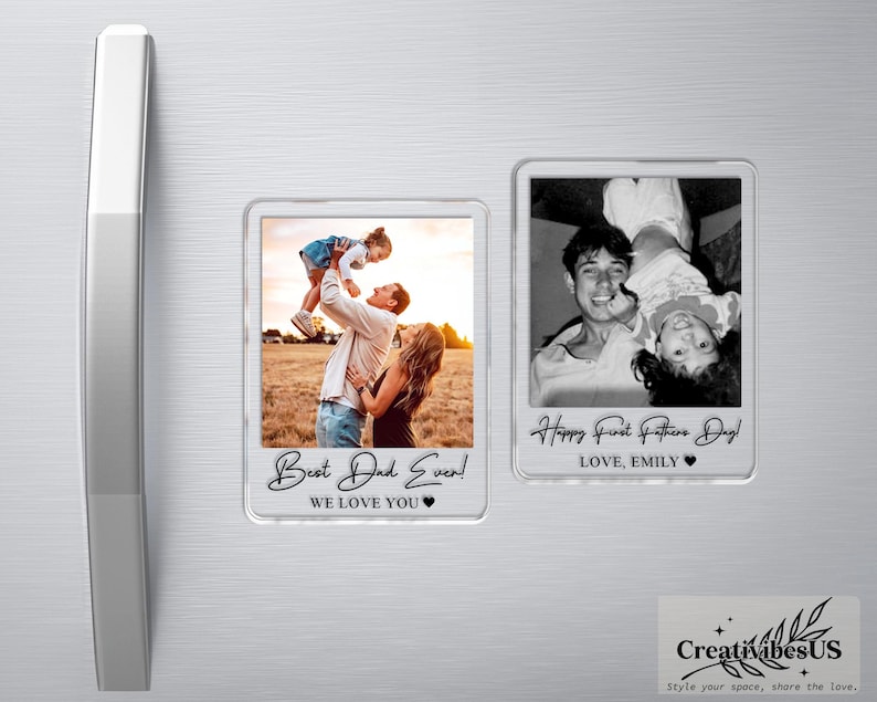 K&ouml;nnte beinhalten: Zwei rechteckige Fotomagnete aus klarem Acryl mit individuellen Drucken. Der linke Magnet zeigt ein Farbfoto einer Familie mit dem Text Best Dad Ever! WE LOVE YOU. Der rechte Magnet zeigt ein Schwarz-Wei&szlig;-Foto mit Happy First Fathers Day! LOVE, EMILY.