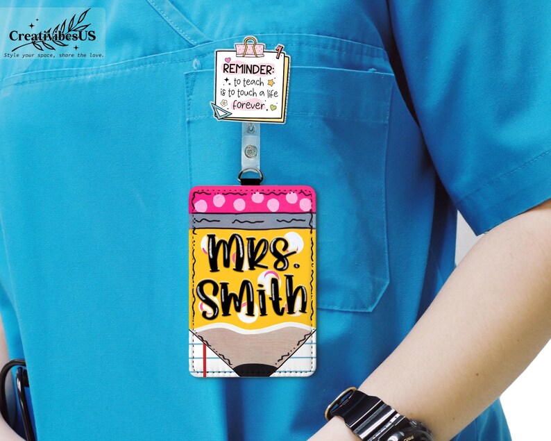 K&ouml;nnte beinhalten: Ein Namensschild f&uuml;r Lehrer mit einem Bleistift-Design. Das Abzeichen ist gelb mit dem Namen "MRS. SMITH" in Schwarz und Wei&szlig;. Ein rosa-wei&szlig; gepunkteter Rand bedeckt den Bleistift. Eine Erinnerungsnotiz ist angebracht.