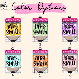 K&ouml;nnte beinhalten: Sechs bleistiftf&ouml;rmige Schl&uuml;sselanh&auml;nger, jeder mit dem Namen "Mrs. Smith" in einem anderen Farbschema. Die Schl&uuml;sselanh&auml;nger haben eine rosa Oberseite mit wei&szlig;en Punkten, eine gelbe, gr&uuml;ne, lila, t&uuml;rkisfarbene, orange oder rosa Mitte und eine graue Bleistiftspitze.