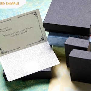 Puede incluir: Una muestra de tarjeta de regalo con un borde con patr&oacute;n en blanco y negro. La tarjeta tiene un mensaje que dice "To Anna From: Jessica Wishing you a very Happy Birthday. to my Aries sister".